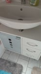 Schöner praktischer Waschbeckenunterschrank
