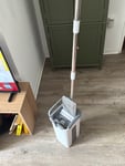 Ich bin begeistert! Mein Parkett lässt sich damit schnell und unkompliziert reinigen. Der Boden wird schön sauber und sieht danach wieder gepflegt aus. Die Anwendung ist einfach und sehr praktisch. Ich würde das Produkt auf jeden Fall weiterempfehlen.