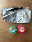 Kompletter Betrug – Lächerliche Menge! Ich habe zwei Sets bestellt. Ein Starter-Set sollte laut Beschreibung 6 Boxen à 70 g enthalten – insgesamt also 420 g pro Set. Was ich bekommen habe? Insgesamt nur zwei kleine Boxen mit jeweils 15 g. 