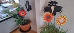 Holzblumen und Raben