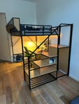 Praktisches Bett mit sicherer Treppe und Ablagefläche