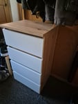 Geburtstagsgeschenk und steht in der Garderobe 