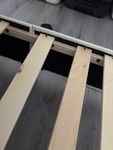 Qualität schlecht kann man nur provisorisch verwenden. Das Bett wackelt wenn man Position wechseln möchte und hat allerdings das Gefühl als ob es wird sich abbauen und man sich auf dem Boden landet. Langfristig nicht zu empfehlen.