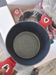 Das Produkt ist gut, aber einer der Töpfe kam beschädigt an.