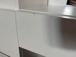 Es ist nicht der abgebildete Schminktisch!