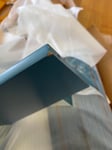 produkt splnil očekávání až na jednu věc. Jedná ze dvou židlí je brakována. Na fotce je vidět odřený koutek. Zatím smontovali jsme jen žlutou. Modrou jsme museli vynechat, že by se dítě nepoškrábalo