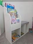Tolles Kinderregal mit gemütlicher Sitzbank