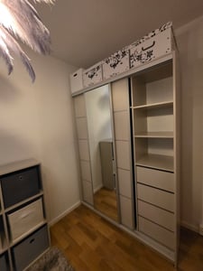 Masseno Schiebetürenschrank PINA 250/205/58 cm Kleiderschrank mit 4 Schubladen Schlafzimmer Schrank 3-türig mit Spiegel Eiche Wotan Kunden-Foto 2