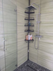 Duschablage Duschregal, höhenverstellbar, 95-300cm, 4 Ablagen, 3 Haken Kunden-Foto 3