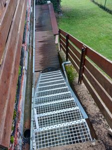 Stahltreppe verzinkt 4 Stufen Geschosshöhe 55-85cm / Stufenmaße 60 cm x 24 cm Kunden-Foto 1