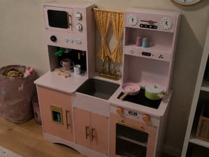 COSTWAY Houten kinderkooktoestel, speelkeuken voor kinderen vanaf 3 jaar, houten keuken met magnetron, koffiezetapparaat, ijsmachine, spoelbak, oven en kookaccessoires, poppenkeuken Klantenfoto 2