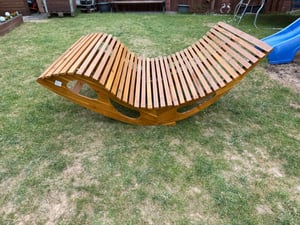 CHILLROI Ergonomische Schwungliege Sonnenliege Gartenliege Wippfunktion Akazie Kunden-Foto 1