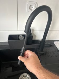 Bächlein Küchenarmatur 360 Grad schwenkbar Farbe matt schwarz – Einhand-Spültischbatterie mit ausziehbarem Schlauch und Brause mit Umschalt-Taste, Wasserhahn für die Küche Kunden-Foto 1
