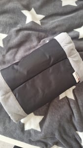SENIORI Handmuff - Wärme und Komfort für ROLLSTUHLFAHRER mit Weichem Fleece und Breitem Halsriemen (SR1 Schwarz + Polar) Kunden-Foto 1