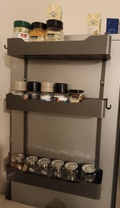 Scaffale a più ripiani, scaffale portaoggetti, ripiani sospesi per frigorifero, scaffale per spezie, scaffale da cucina, sistema di contenimento per cucina, portata fino a 5 kg, grigio, 40*10*62 cm [KG] Foto del cliente 1