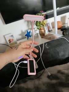 Lampada da lettura a morsetto per libri Ricaricabile a 3 temperature di colore Dimmerabile Lampada per libri Luce di lettura flessibile Lampada a morsetto portatile, rosa Foto del cliente 1