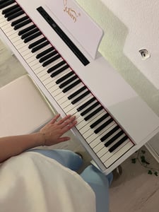 Digitálne elektrické klavír FCH s 88 klávesmi, kladivkovým mechanizmom a 128 rytmami, biele Fotografia od zákazníka č. 8