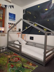 Flieks Hausbett Kinderbett 90*200cm, Kiefernholzbett mit Rausfallschutz und Schornstein, Bodenbett Einzelbett mit Lattenrost, Weiß Kunden-Foto 1