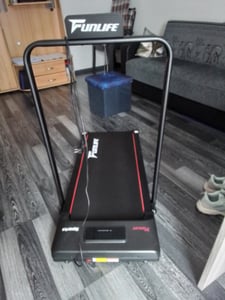 FunLife F1 Walking Pad klappbar – 3-in-1 Untertisch Laufband mit Haltegriff, 1–8 km/h, kompakt & leise für Zuhause, Büro & Homeoffice Kunden-Foto 3