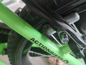 Actionbikes Kinderfahrrad Zombie 20 Zoll | Kinder Fahrrad - V-Brake Bremsen - Kettenschutz - Fahrradständer - Kinderrad - 6-9 Jahre (Grün) Kunden-Foto 5