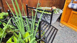 COSTWAY Gartenbrücke 118cm Metall, Teichbrücke bis 150kg, Brücke mit dekorativen Geländern, Metallbrücke Antik-Optik, Zierbrücke stabil & wetterfest Kunden-Foto 2