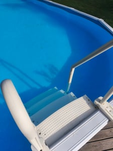 SucceBuy-Schwimmbadleiter, 4-stufige Doppelhandlauftreppe mit rutschfesten Hochleistungsstufen, maximale Tragkraft 180 kg, für 122-137 cm große eingebaute und oberirdische Pools, milchweiß Kunden-Foto 2