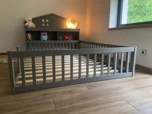 okwish Dětská postel Podlahová postel 140 x 200, Domečková lišta, s policemi a úložným prostorem, s ochrannou mřížkou a dveřmi, s obrazovou lištou, s laťovým roštem, bez matrace, Bílá Fotografie od zákazníka č. 1