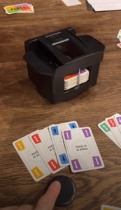 Kartenmischmaschine, 2-in-1-Kartenmischer und -Dealer mit LCD-Bildschirm, unterstützt 12 Spieler, 4 Fernbedienungen, für Poker-Spielabende Kunden-Foto 1