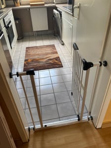 BOMI® Barrière de sécurité bébé sans perçage 63–251 cm – À pression – Fermeture automatique – Fonction blocage 90° – Barrière de porte Photo du client 2