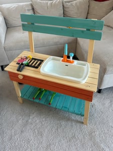 COSTWAY Buitenkeuken voor kinderen, houten kinderkooktoestel met kraan, grill, houten spiesen, etenswaren en tuinaccessoires, geschikt voor kinderen vanaf 3 jaar Klantenfoto 1