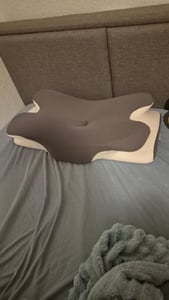 CMYbabee Nackenkissen, Orthopädisches Kopfkissen aus Memory Foam, Ergonomisches Kopfkissen gegen Nackenschmerzen mit Eisseiden Bezug, Grau Kunden-Foto 1
