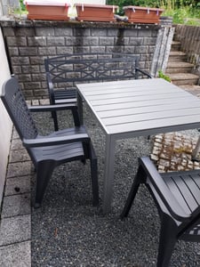 tectake® Aluminium Gartentisch Maren Oberfläche in Holzoptik 90 x 90 x 74,5 cm Kunden-Foto 1