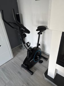 Zipro Heimtrainer Fahrrad Boost Gold – Magnetisches Fitnessbike bis 120kg Belastbar Leiser Hometrainer mit Pulsmessung, Flaschenhalter Handtuchhalter Kunden-Foto 2