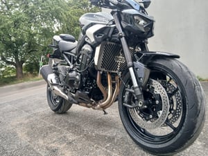 ZIEGER Kühlerabdeckung kompatibel mit Kawasaki Z 900 Logo silber Kunden-Foto 1