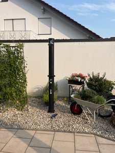 Juskys Solardusche Victoria 40 Liter - 225 cm - bis 60°C – mit schwenkbarem Duschkopf, Fußdusche & Gartenschlauch Anschluss Gartendusche Außendusche Kunden-Foto 2