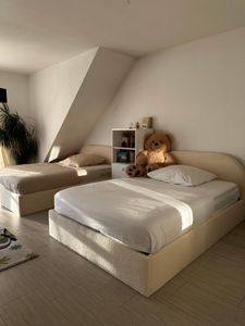 Sofello Polsterbett Modern 90-200x200 Kopfteil abgerundet MOON Creme 180x200 Metall-Lattenrost Hochwertig Boucle Teddystoff Bett  und Stauraum Kunden-Foto 2