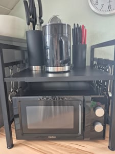 Küchenregale, Ausziehbarer Mikrowellenständer mit 6 Haken, 40-64cm ausziehbarer Mikrowellen Regal, Gewürzregal, Mikrowellenhalterung, Organizer mit 6 Haken, bis 30kg, Schwarz Kunden-Foto 5
