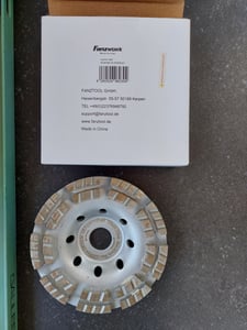 FANZWORK 1500W Betonschleifer Betonfräse Set, Drehzahlregelbar, inkl. Premium 125mm Diamantschleiftopf, Absaughaube, T-Förmiger Griff Kunden-Foto 1