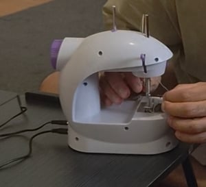Elektrische Nähmaschine Tragbar Mini-Nähmaschine 2 Geschwindigkeit Mini Reisenähmaschine Nähen Maschine Doppelgewinde Foot Pedal Fusspedal Retoo Kunden-Foto 1