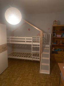 Flieks Etagenbett mit Rausfallschutz, Kinderbett mit Rutsche und Leiter, Hochbett mit Lattenrost, Hausbett Massivholzbett Stockbett 90x200cm, Weiß Kunden-Foto 3