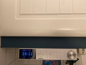 MEDION P66750 Küchen Unterbauradio (DAB+ Küchenradio, PLL UKW Radio, dimmbares TFT Farbdisplay, Koch Timer, Bluetooth, LED Leiste, inkl. Montagematerial) grau Kunden-Foto 1