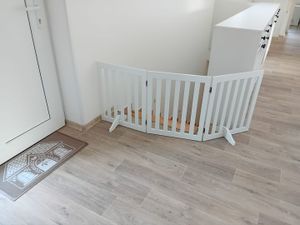 COSTWAY Zábrana pre psov 60 cm vysoká, skladacia drevená bezpečnostná brána, zábrana pre psov na schodoch, flexibilná ochrana dverí (2 panely, biela) Fotografia od zákazníka č. 1