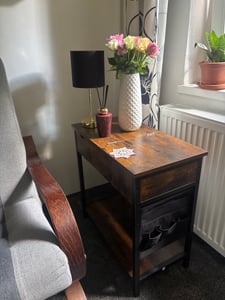 VASAGLE Beistelltisch, mit Steckdosen und USB-Anschlüsse, klappbare Tischplatte, vintagebraun Kunden-Foto 1