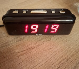 Projektorový budík. Digitálny budík s teplomerom a veľkými LED číslicami. Budík s USB nabíjačkou. Digitálny budík Retoo Fotografia od zákazníka č. 1