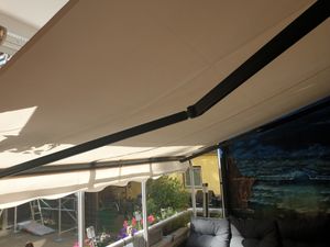 Markíza 300492, so sklopným ramenom, s držadlom, na terasu a balkón, vrátane držiaka, 300 x 250 cm Fotografia od zákazníka č. 1