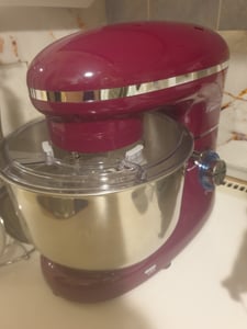 Küchenmaschine Lila 6L Schüssel - 1.500 WATT in Beere mit Planetenrührwerk inkl. Edelstahlschüssel, Schneebesen, Knethaken Kunden-Foto 16