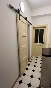Sistema di porte scorrevoli Wiltec, lunghezza 183 cm, fino a 90 kg, 35-40 mm, porta scorrevole in ferro come divisorio per ambienti, porta per armadi, per nicchie e passaggi, nero Foto del cliente 1