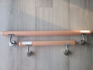 Corrimano in faggio Clanmacy da 80 cm con staffa angolare Set di corrimano per ringhiera a muro a gradini Foto del cliente 2