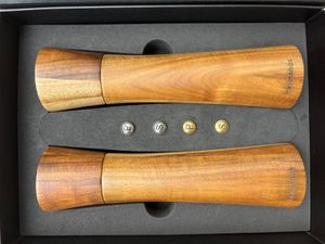 Salz und Pfeffermühle Set Hochglanz Orange 22 cm – Akazienholz – Manuell – Keramik- & Stahlmahlwerk – Einstellbar – Geschenkbox – Hermanos® Kunden-Foto 3
