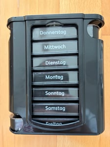 Relaxdays Pillendose 7 Tage, wöchentliche Tablettenbox, 4 Fächer, morgens, mittags, abends, nachts, Pillenbox, weiß/bunt Kunden-Foto 4